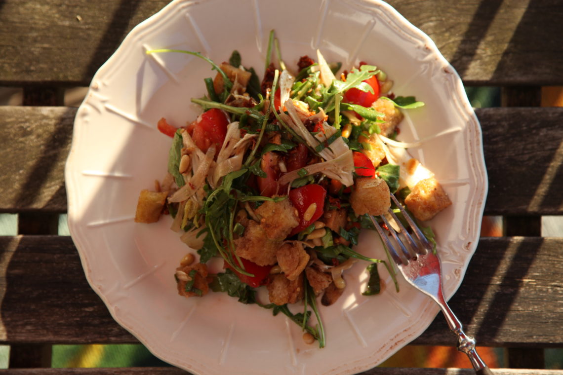 Brotsalat mit getrockneten Tomaten und Pinienkernen - Typisch Heike