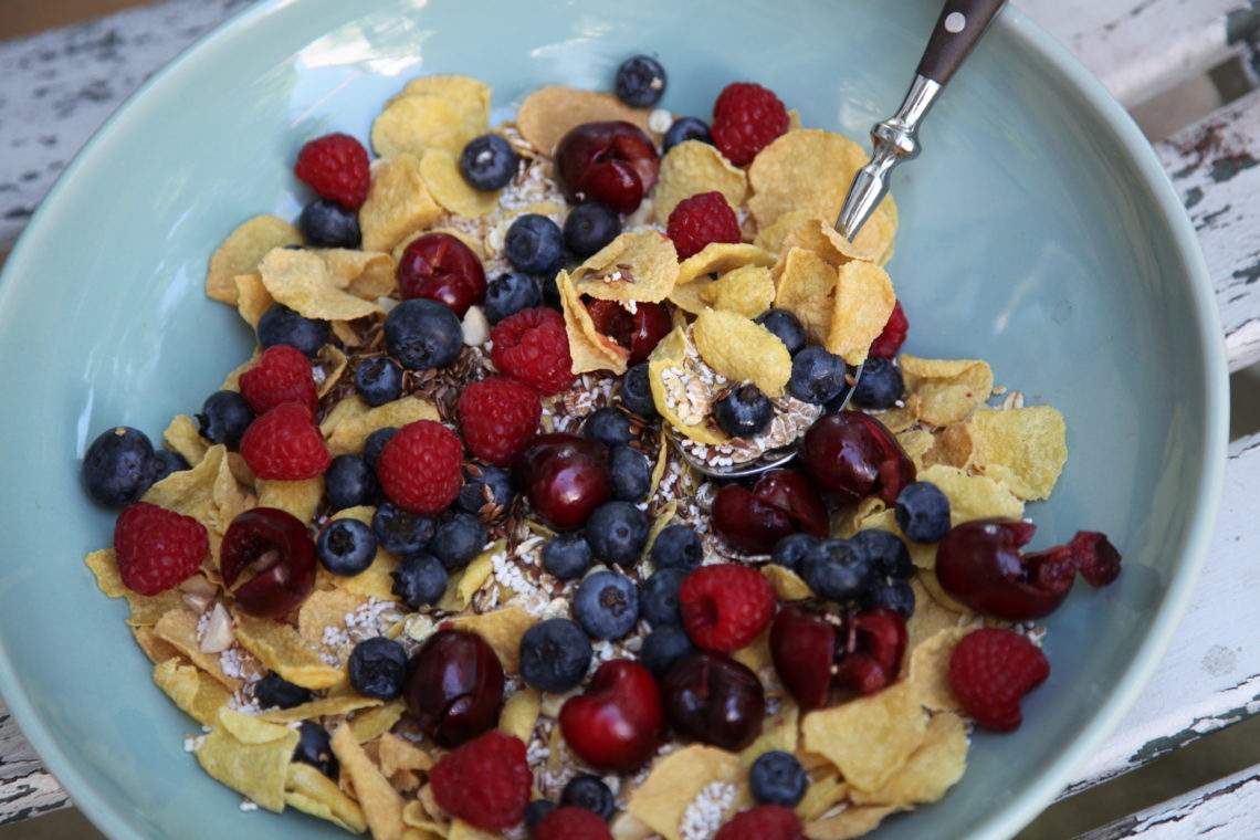 Knuspriges Müsli mit Früchten der Saison und Mandelmilch - Typisch Heike