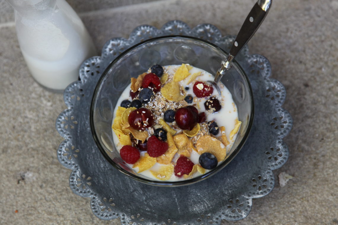 Knuspriges Müsli mit Früchten der Saison und Mandelmilch - Typisch Heike