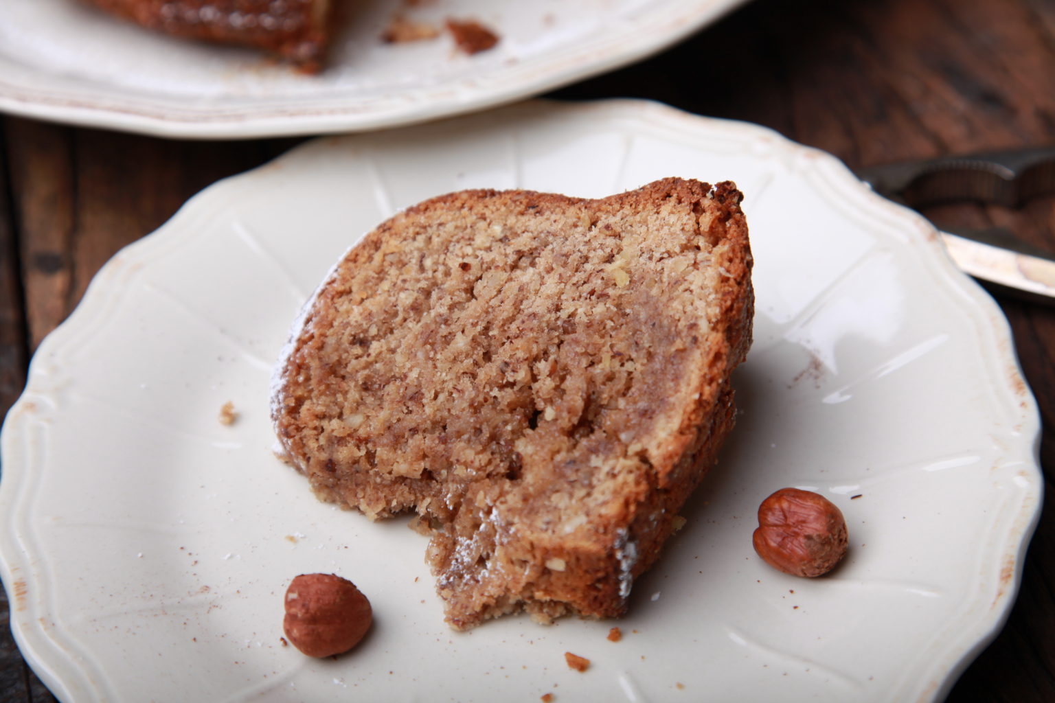 Saftiger Nusskuchen mit Zimt und Mandellikör - Typisch Heike