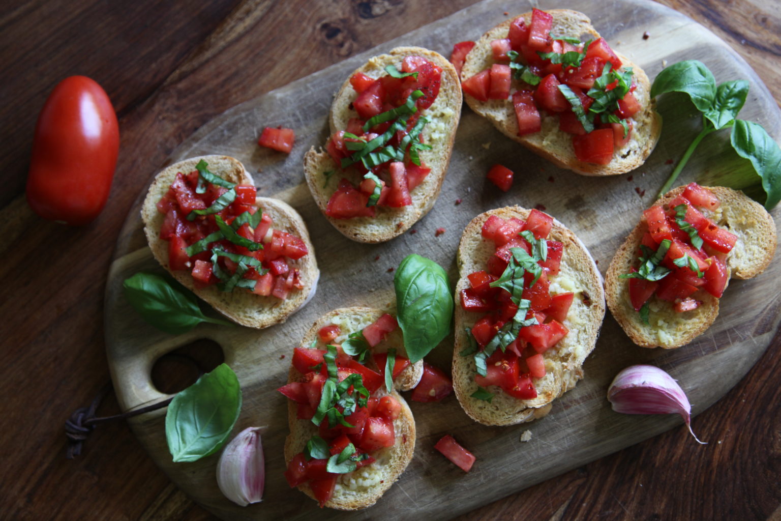 Klassische Bruschetta mit Tomaten und Knoblauch - Typisch Heike