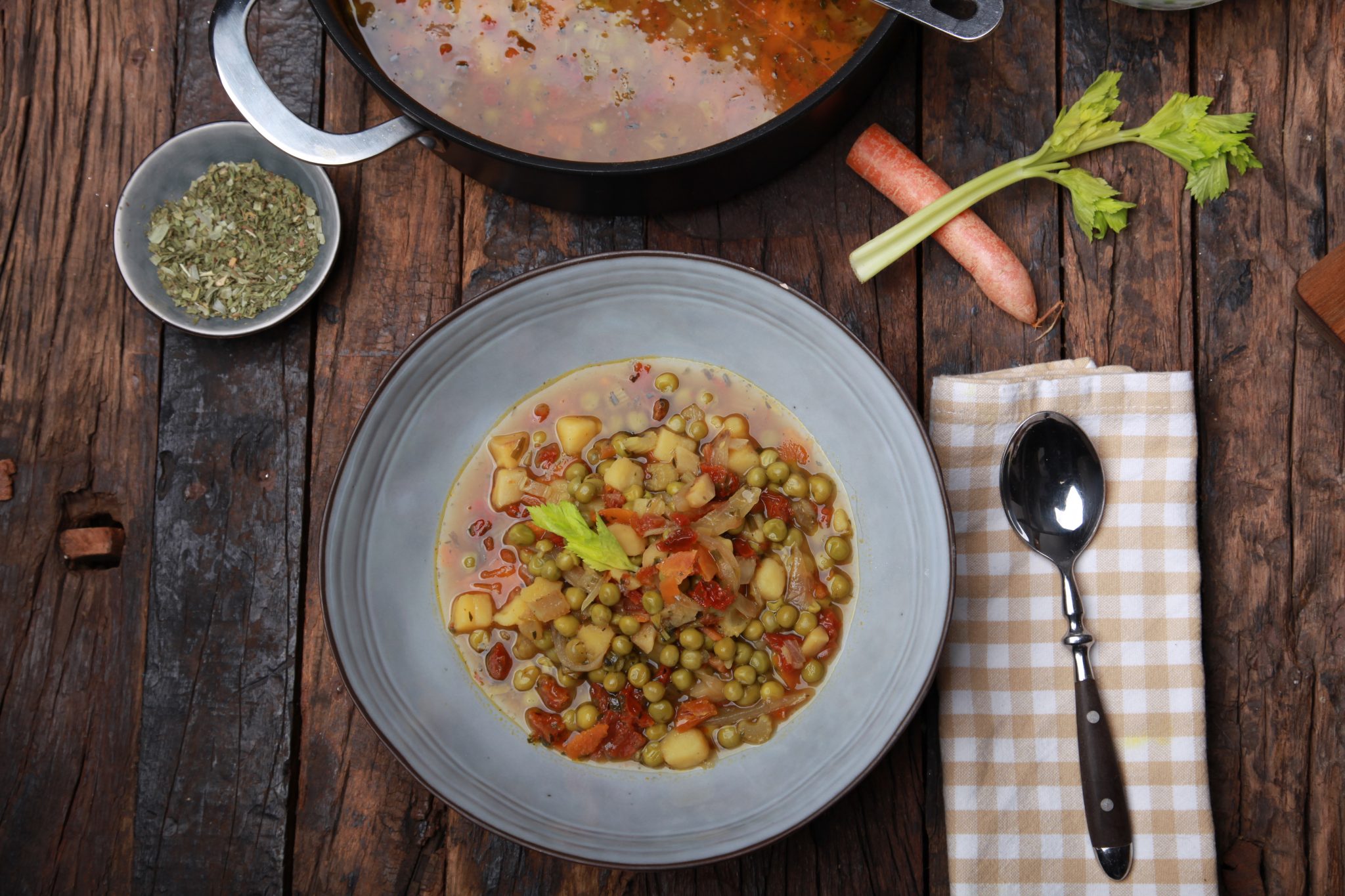 Schnelle Erbsensuppe mit Estragon und getrockneten Tomaten - Typisch Heike