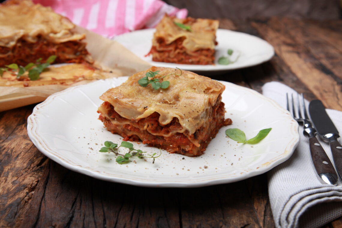 Saftige Lasagne mit Linsen, Béchamel und Tomaten-Gemüse-Soße - Typisch ...