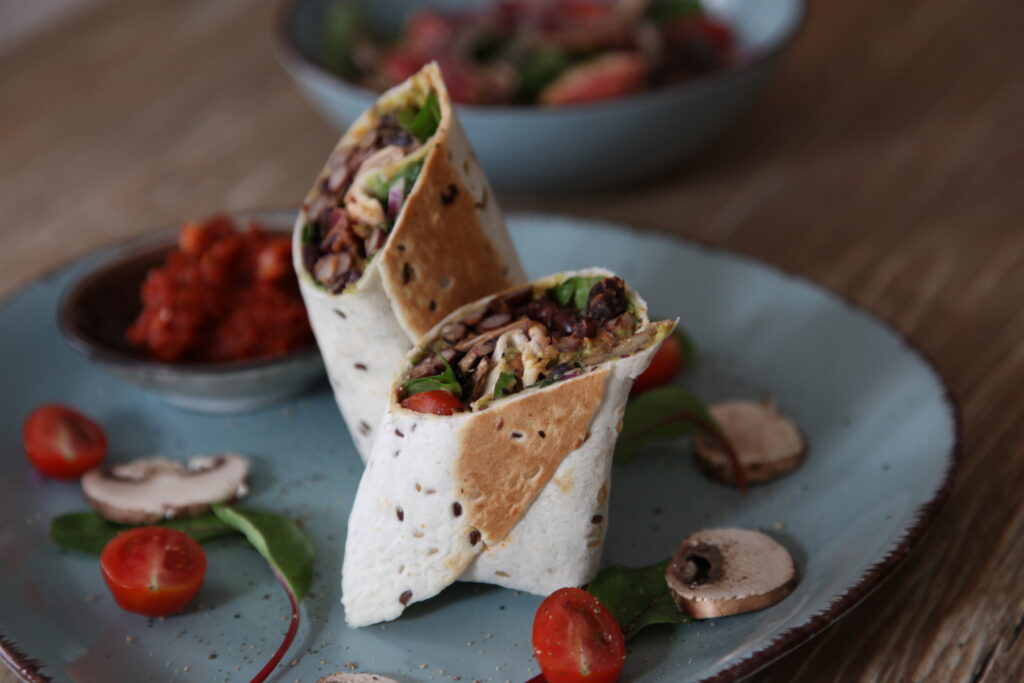 Gebackene Burritos mit schwarzen Bohnen, Guacamole und Salsa - Typisch ...