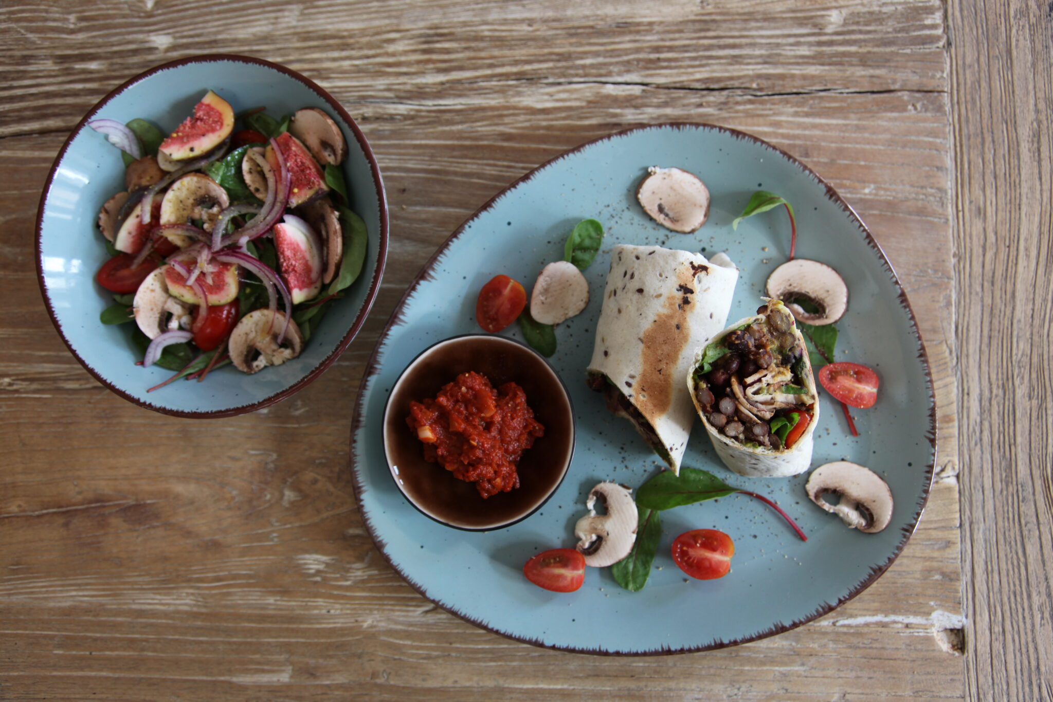 Gebackene Burritos mit schwarzen Bohnen, Guacamole und Salsa - Typisch ...